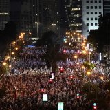 Des milliers de personnes ont manifesté à Tel-Aviv mardi contre la réforme de la justice, mise en pause par Netanyahu.